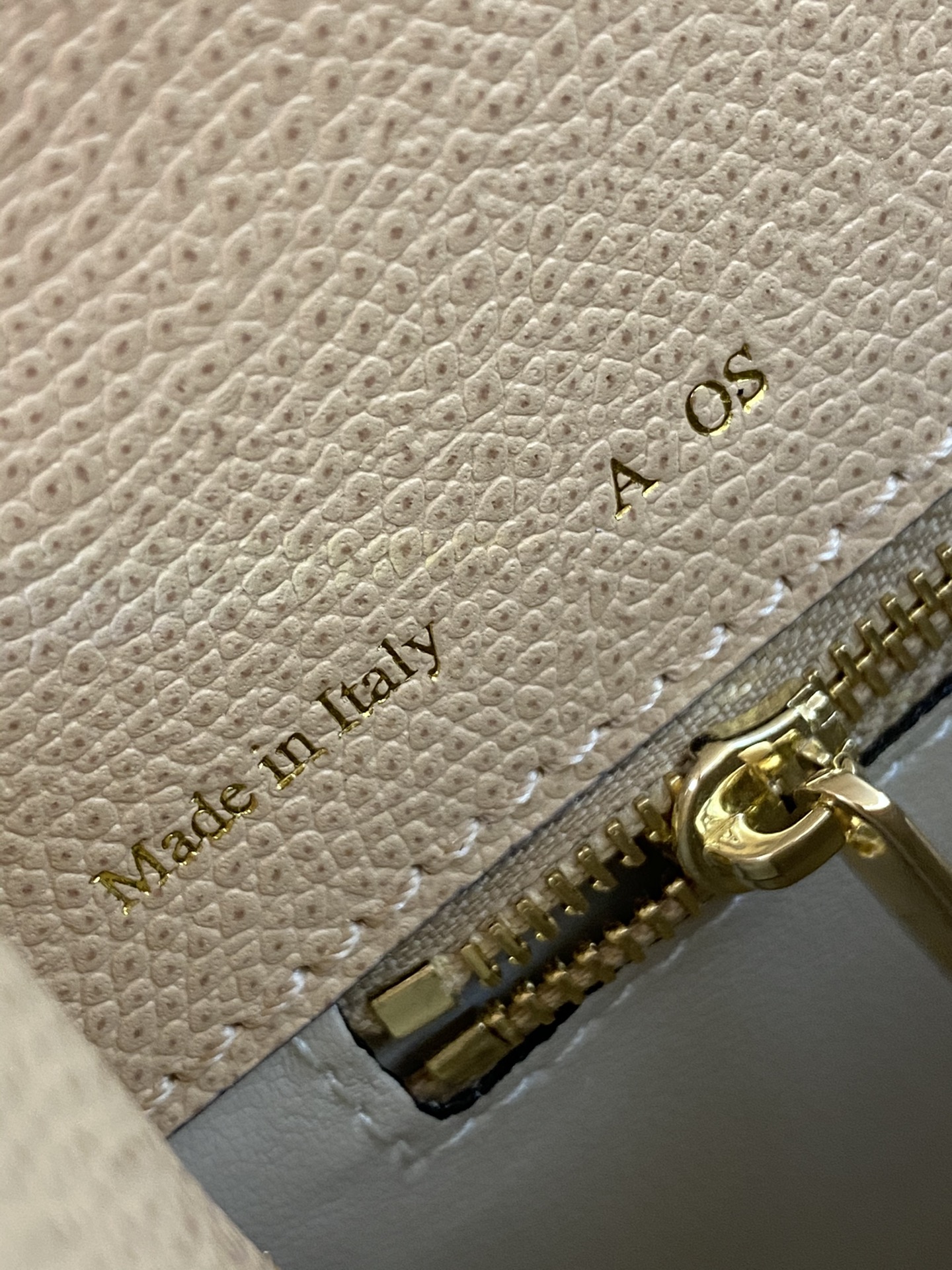 複刻高仿𝐕𝐚𝐥𝐞𝐗𝐭𝐫𝐚包包 Iside Top handle medium bag 手提包單肩包 裸粉色