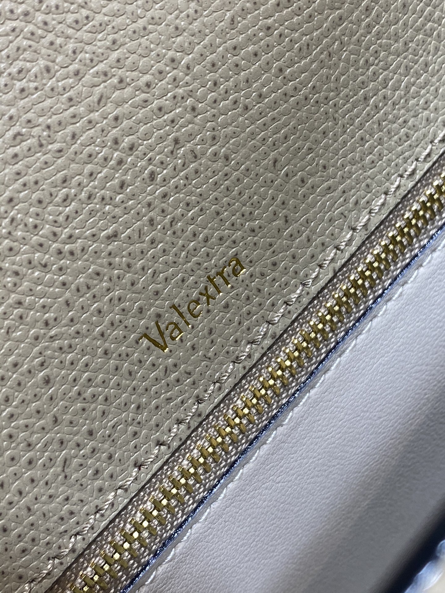 複刻高仿𝐕𝐚𝐥𝐞𝐗𝐭𝐫𝐚包包 Iside Top handle medium bag 手提包單肩包 大象灰
