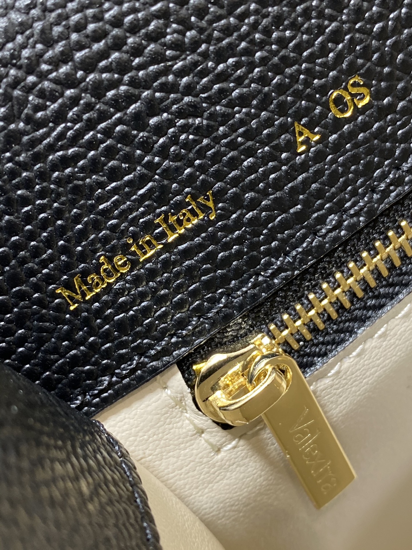 複刻高仿𝐕𝐚𝐥𝐞𝐗𝐭𝐫𝐚包包 Iside Top handle medium bag 手提包單肩包 黑色