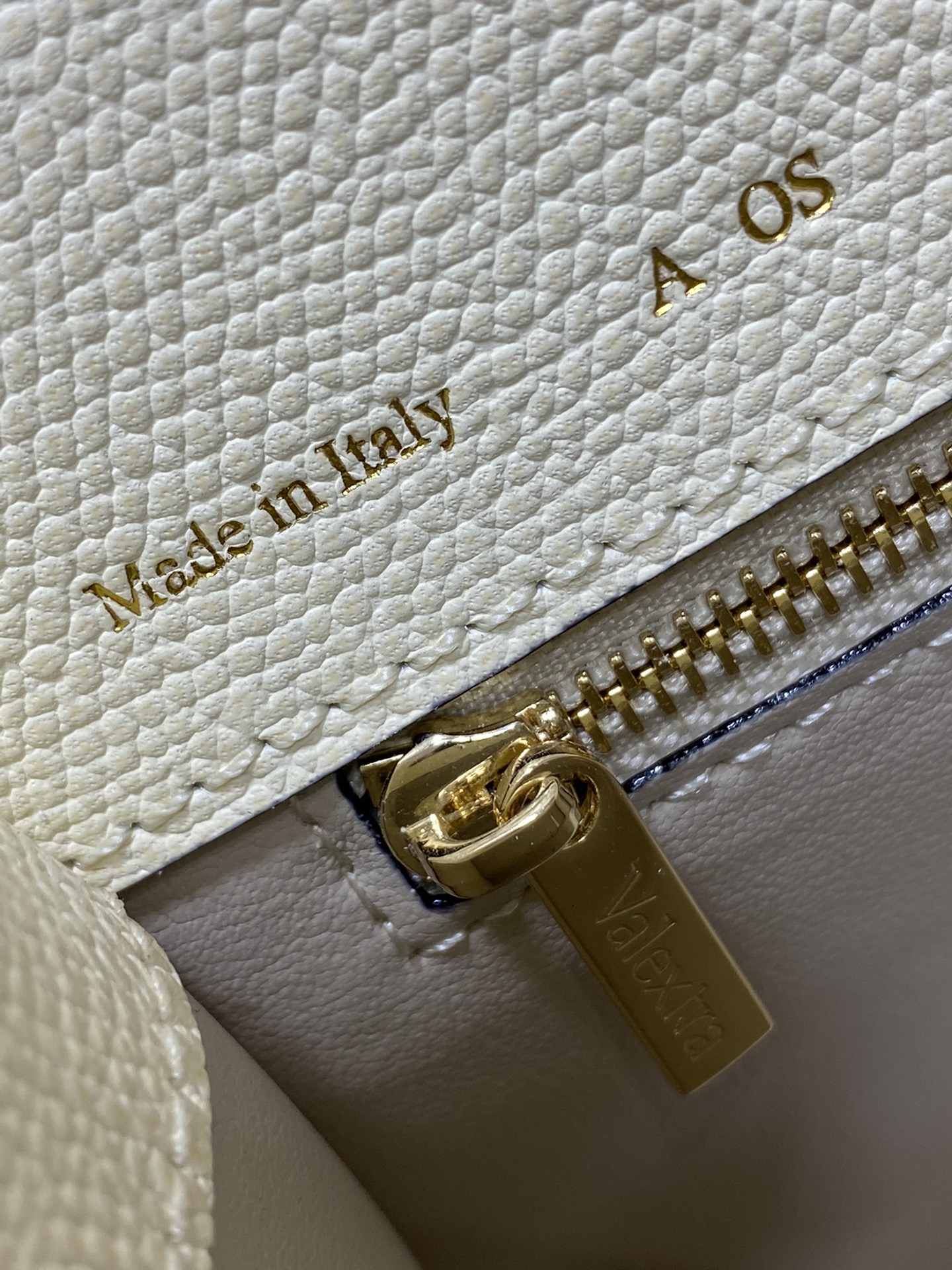 複刻高仿𝐕𝐚𝐥𝐞𝐗𝐭𝐫𝐚包包 Iside Top handle medium bag 手提包單肩包 白色