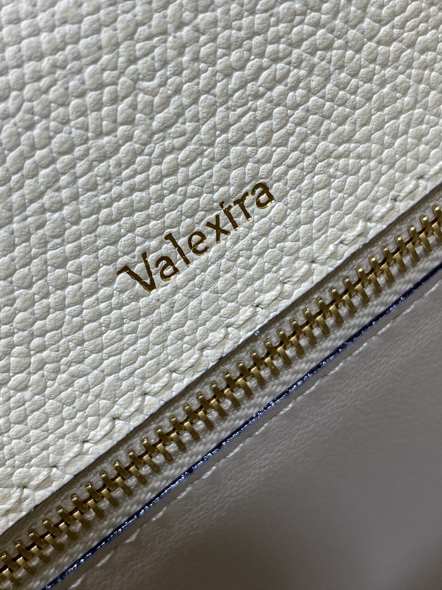 複刻高仿𝐕𝐚𝐥𝐞𝐗𝐭𝐫𝐚包包 Iside Top handle medium bag 手提包單肩包 白色