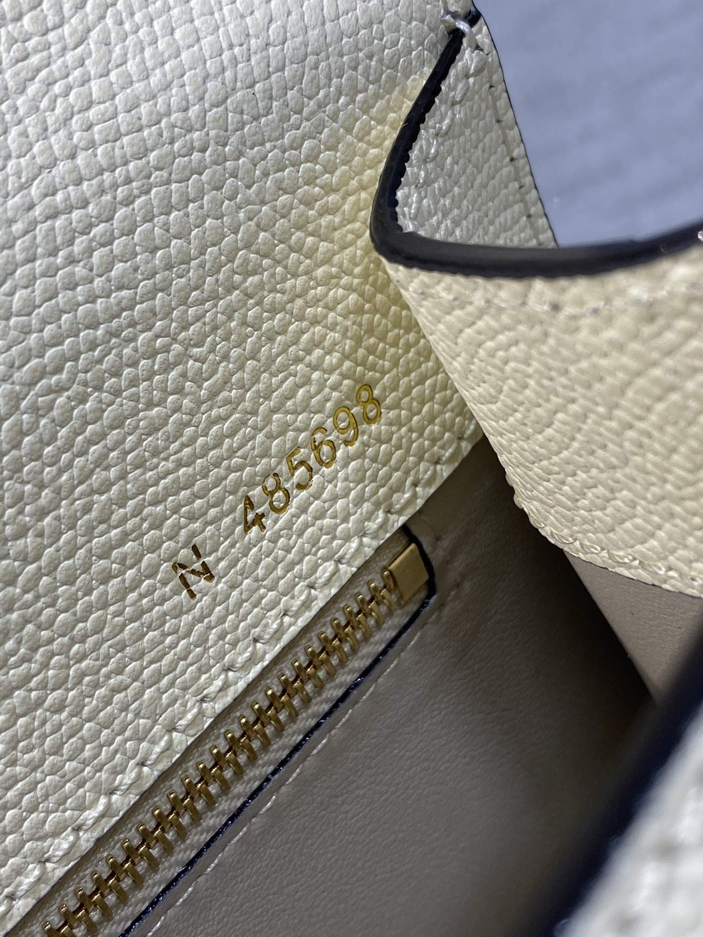 複刻高仿𝐕𝐚𝐥𝐞𝐗𝐭𝐫𝐚包包 Iside Top handle medium bag 手提包單肩包 白色