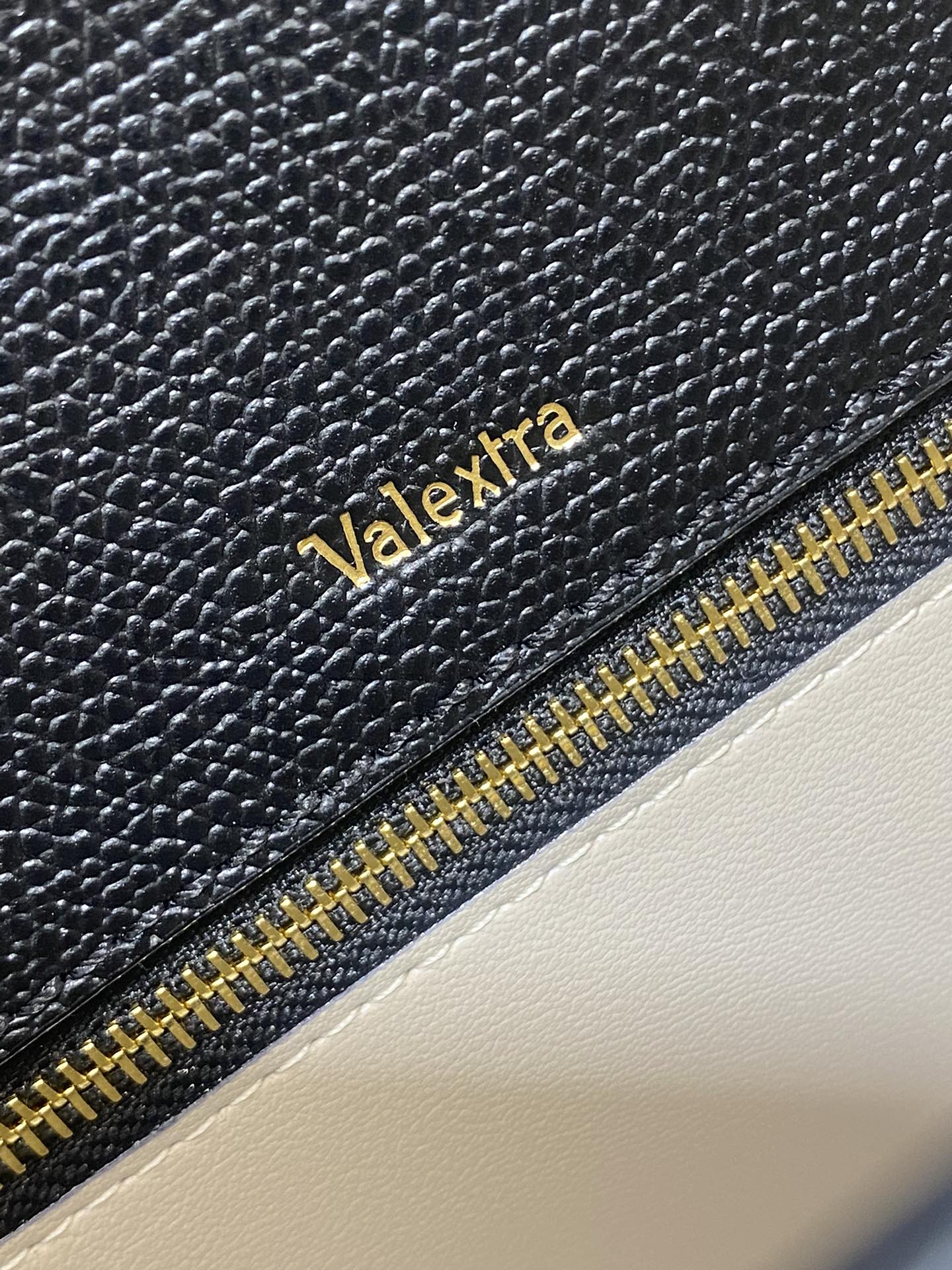 複刻高仿𝐕𝐚𝐥𝐞𝐗𝐭𝐫𝐚包包 Iside Top handle medium bag 手提包單肩包 黑拼白