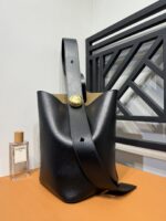 頂級LOEWE羅意威走秀款peebble bag黑色水桶包66035