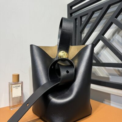 頂級LOEWE羅意威走秀款peebble bag黑色水桶包66035