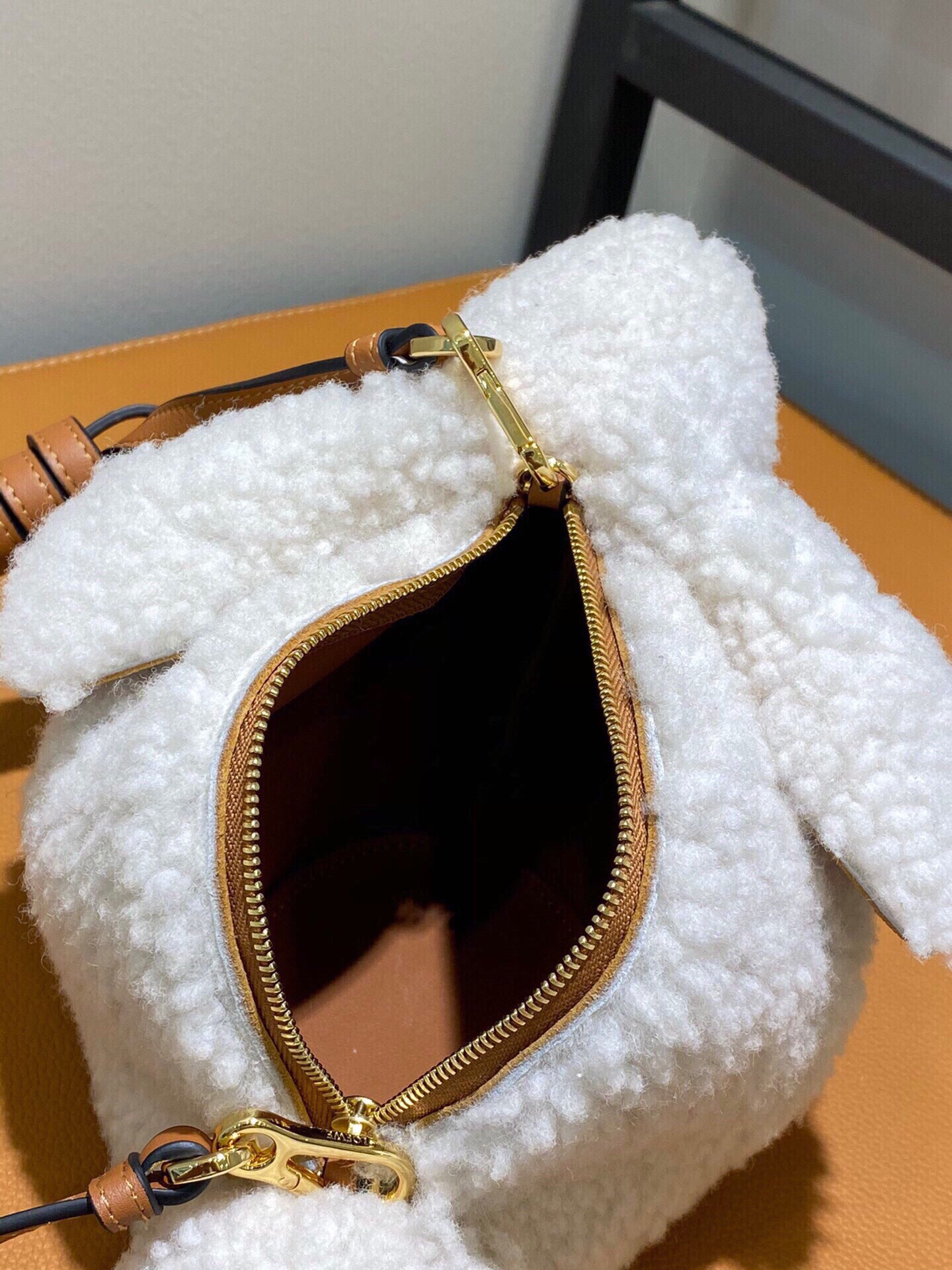高仿LOEWE羅意威迪麗熱巴同款Bunny Bag毛毛兔包
