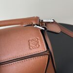 高仿LOEWE羅意威棕色平紋小號柔軟牛皮革Puzzle手袋