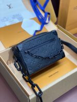 高仿LV路易威登壓花黑色M55702 Mini Soft Trunk盒子包