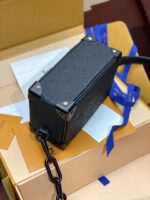 高仿LV路易威登壓花黑色M55702 Mini Soft Trunk盒子包