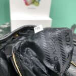 PRADA普拉達尼龍雙肩包採用精緻Saffiano皮革飾邊1BZ677