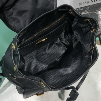 PRADA普拉達尼龍雙肩包採用精緻Saffiano皮革飾邊1BZ677