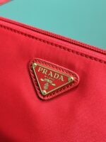 A貨PRADA普拉達新款採用進口尼龍面料紅色腋下包1NI545