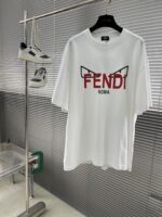 Fendi高仿怪獸眼白色短T紅字黑框標誌設計潮流感十足