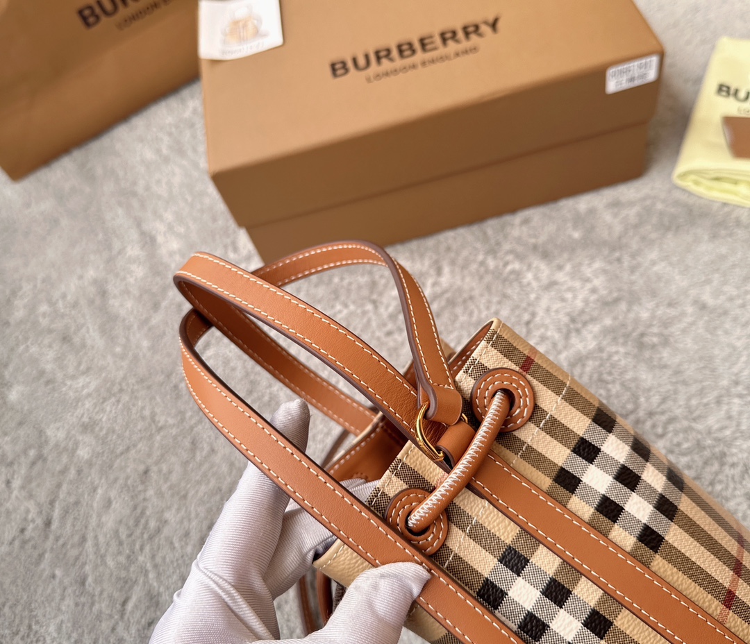 burberry巴寶莉高仿樺木棕色水桶包