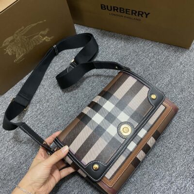 高仿burberry巴寶莉新款斜挎包