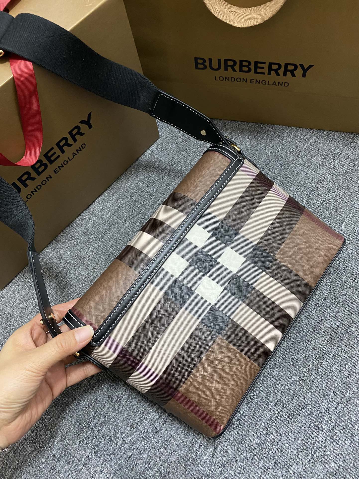 高仿burberry巴寶莉新款斜挎包