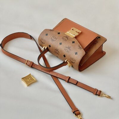 MCM Tracy 風琴包干邑色高仿精品手提斜背兩用包雕花月桂葉鎖扣設