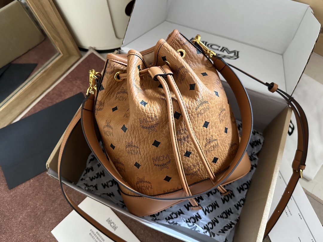 MCM 精品仿製Dessau抽繩包干邑色復古藝術風 可拆式手拿包設計