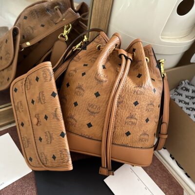 MCM 精品仿製Dessau抽繩包干邑色復古藝術風 可拆式手拿包設計