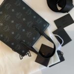 MCM Klassik琴譜包高仿精品手提斜背包黑色Visetos琴書包推薦