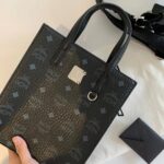 MCM Klassik琴譜包高仿精品手提斜背包黑色Visetos琴書包推薦