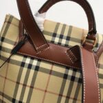 Burberry 米色格紋拼皮後背包復古英倫風原單高仿款8011155