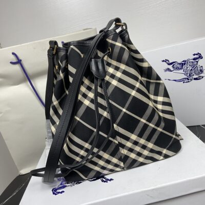 Burberry黑格紋束口水桶包一比一高仿英倫女包肩背包