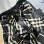 Burberry黑格紋束口水桶包一比一高仿英倫女包肩背包