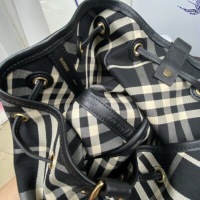 Burberry黑格紋束口水桶包一比一高仿英倫女包肩背包