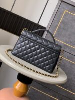 Chanel春夏黑金Kelly包復古金屬底釘設計高端復刻款