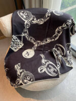 CHANEL 高仿絲絨方巾 黑白雙面設計 140x140 經典高級感 秋冬優雅首選