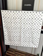CHANEL 一比一真絲絲巾 雙面同色90x90 字母Logo交織設計 浪漫優雅質感首選