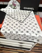 CHANEL 一比一真絲絲巾 雙面同色90x90 字母Logo交織設計 浪漫優雅質感首選