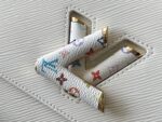 LV M13243 Twist Slim 白色中號手袋村上隆彩色圖騰高仿精品