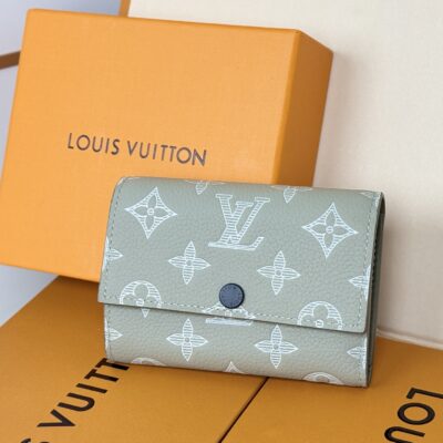 LV M12635高仿復刻Victor短夾壓紋小牛皮設計緊湊卡槽配置輕巧質感精品風