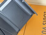 LV M12635精品仿製Victor短夾壓紋小牛皮設計緊湊卡槽配置輕巧質感精品風