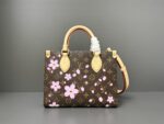 LV M13269 復刻版OnTheGo小號手袋櫻花圖案村上隆聯名粉嫩優雅小包春季亮眼款