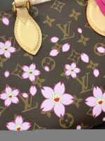 LV M13269 復刻版OnTheGo小號手袋櫻花圖案村上隆聯名粉嫩優雅小包春季亮眼款