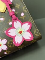 LV M13269 復刻版OnTheGo小號手袋櫻花圖案村上隆聯名粉嫩優雅小包春季亮眼款