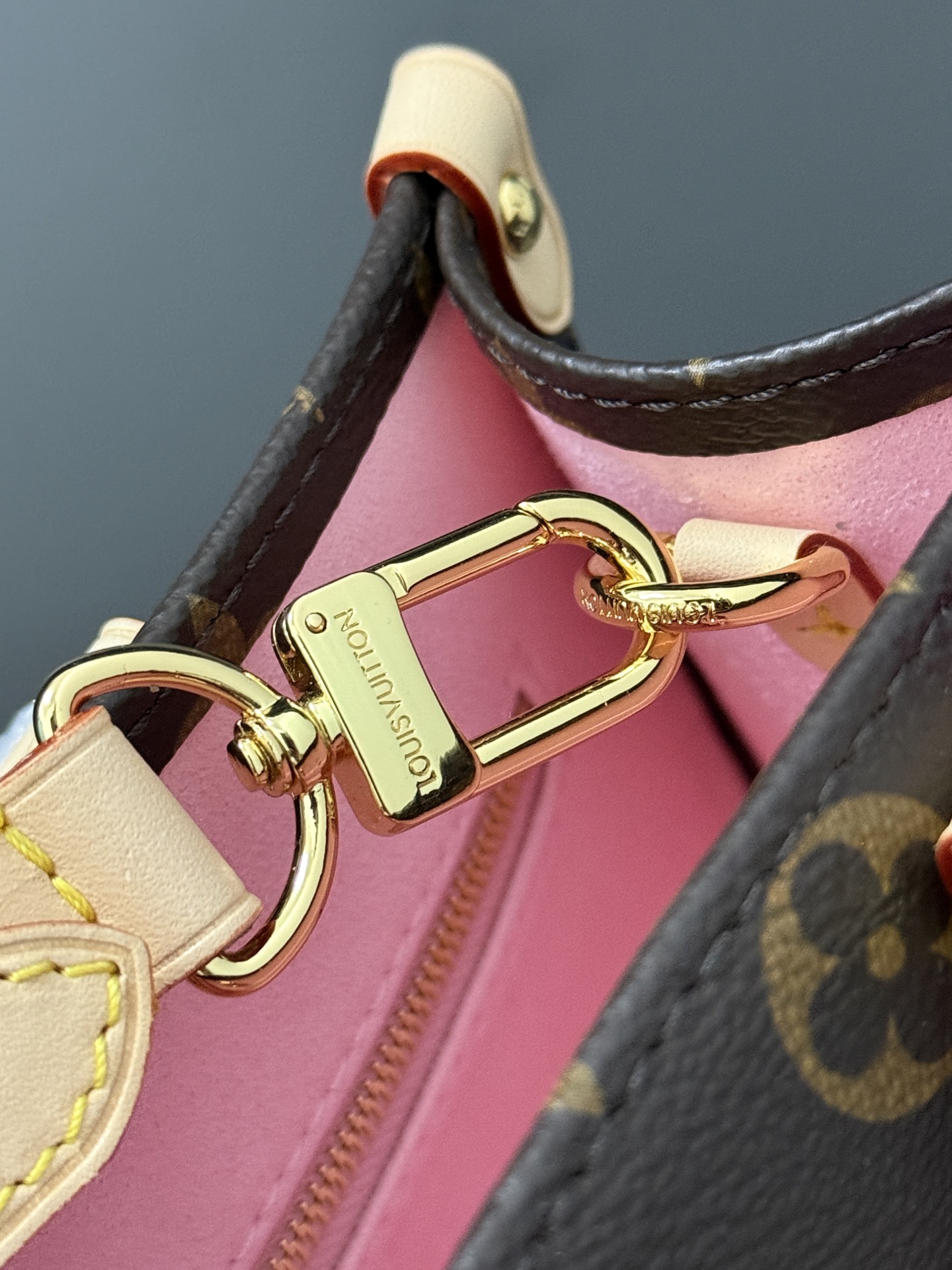 LV M13269 復刻版OnTheGo小號手袋櫻花圖案村上隆聯名粉嫩優雅小包春季亮眼款