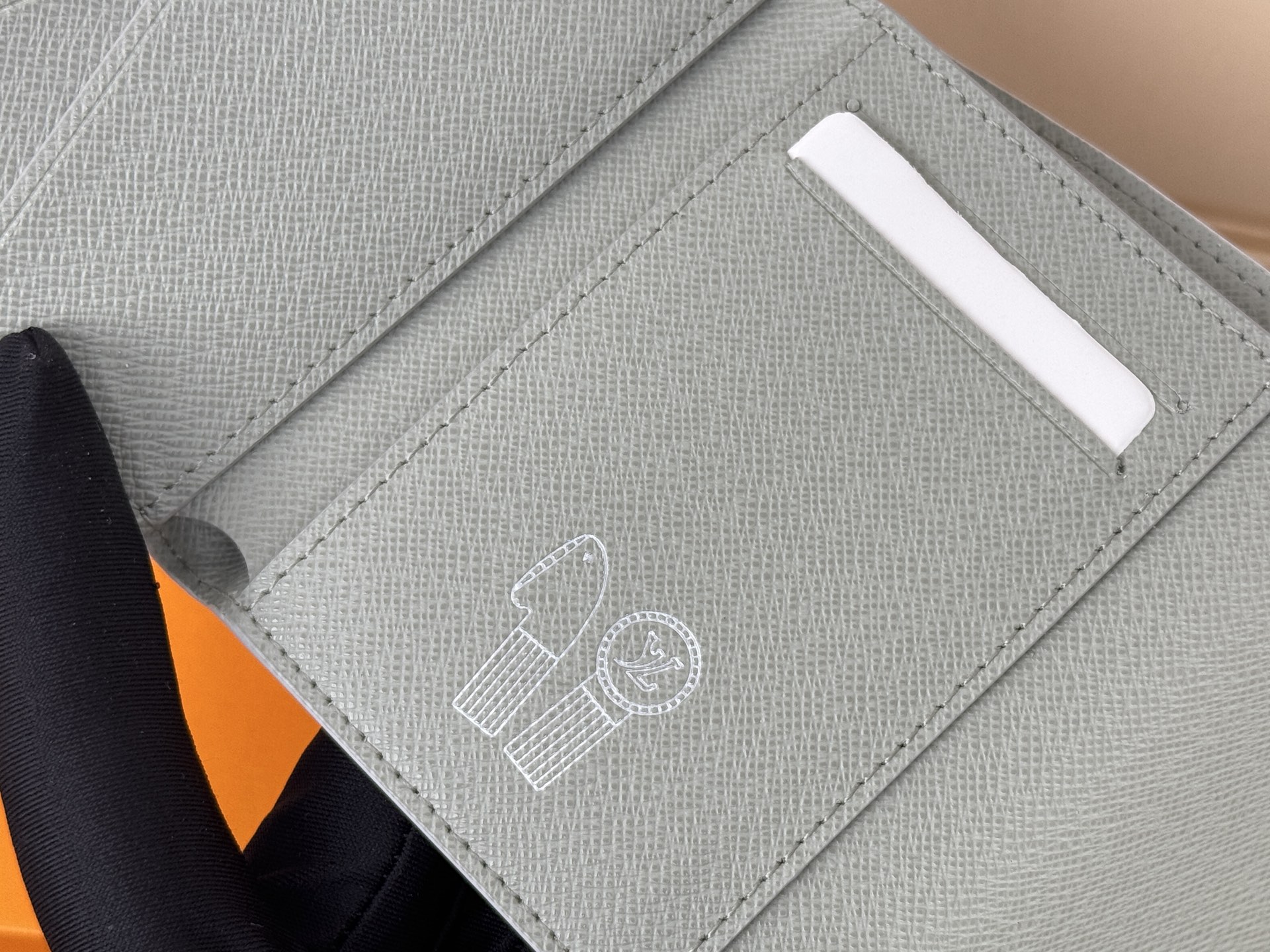 LV M14122精品仿製男用短夾折疊式錢包炫酷質感輕巧便攜設計風格簡約俐落