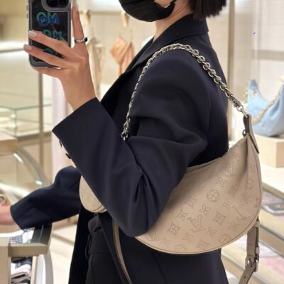 LV M22820 高仿灰色Baïa小號手袋 穿孔牛皮半月包
