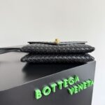 BOTTEGA VENETA 復刻版KNOT LOCK斜挎包 垂墜感皮革百搭通勤風 2025新品817191