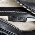BOTTEGA VENETA A貨小號相機包 黑色編織設計 簡約大方義式風尚
