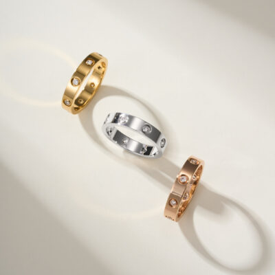 Cartier 復刻版LOVE對戒窄版8鑽款 滿鑽點綴設計 耀眼百搭情侶風格