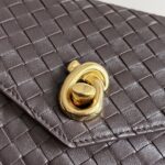 BOTTEGA VENETA 一比一KNOT LOCK斜挎包 棕紅色垂墜皮革百搭優雅 2025新品817191