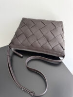 BOTTEGA VENETA 復刻版男士大斜背包 Diago顆粒皮革 通勤耐用紳士風格795125
