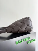 BOTTEGA VENETA 復刻版男士大斜背包 Diago顆粒皮革 通勤耐用紳士風格795125