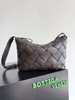 BOTTEGA VENETA 復刻版男士大斜背包 Diago顆粒皮革 通勤耐用紳士風格795125