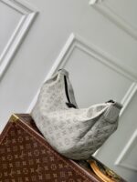LV M24468 高仿 Hobo Hamac 大號新月包｜Monogram Shadow 壓紋牛皮革斜背包
